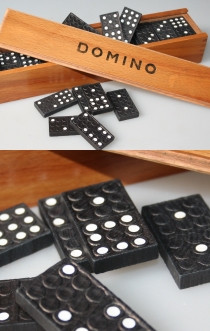 Domino spil - fin æske fyldt med brikker
