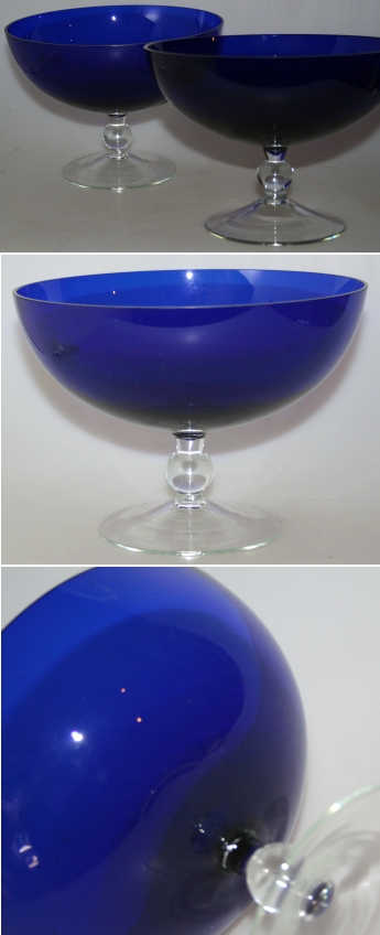 To flotte glasskåle i blåt glas med klar fod 