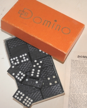 Gammelt dominospil - æske med mange brikker