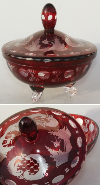 Rød glasskål med låg på tre ben bolsjeglas
