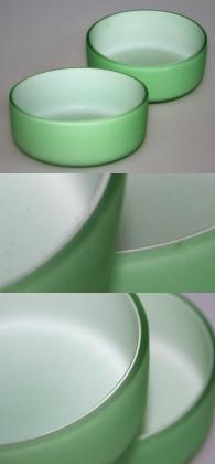 2 små glasskåle i grønt og hvidt
